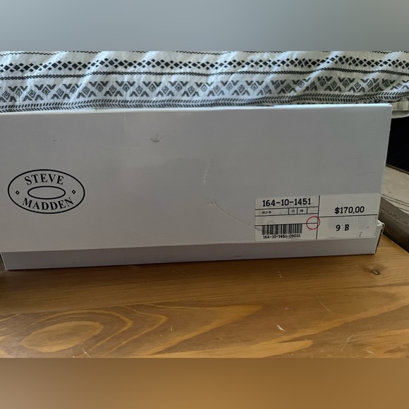 Beautiful Steve Madden chunky heel boots. Amanda 9B. Worn once. - Picture 4 of 6